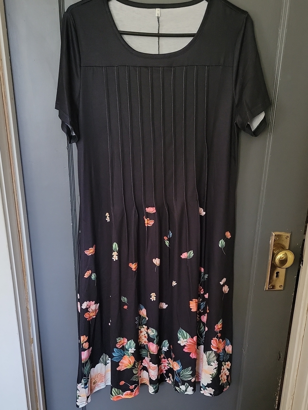 Women's Black Floral Short-Sleeve Pleated Dress